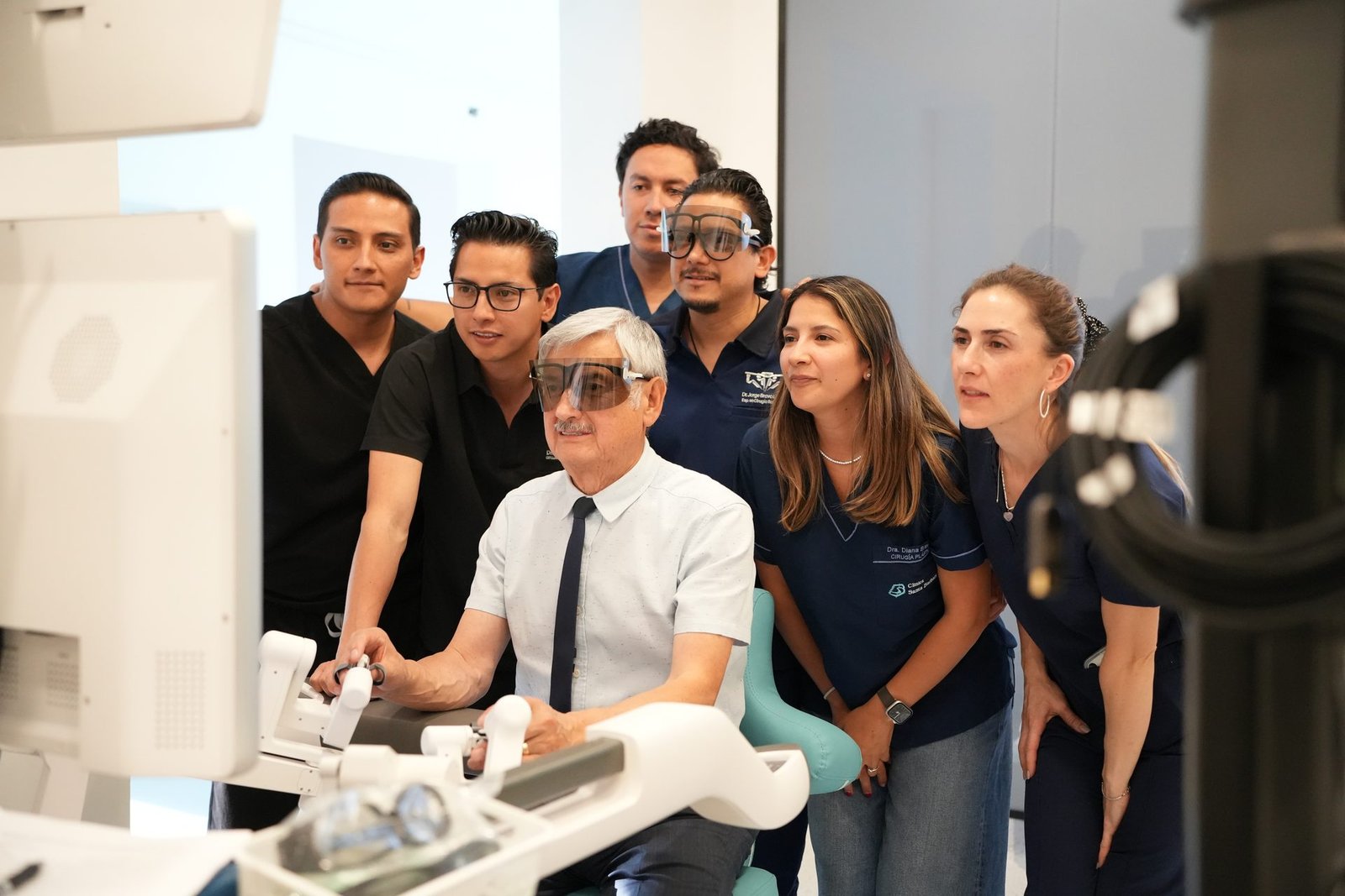 Cirujanos revisando el sistema robótico KangDuo