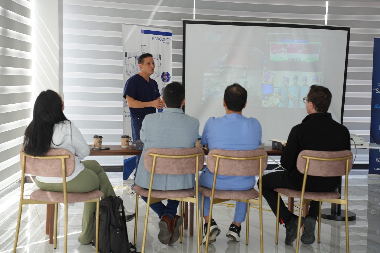 Dr. Bravo López en clase teórica