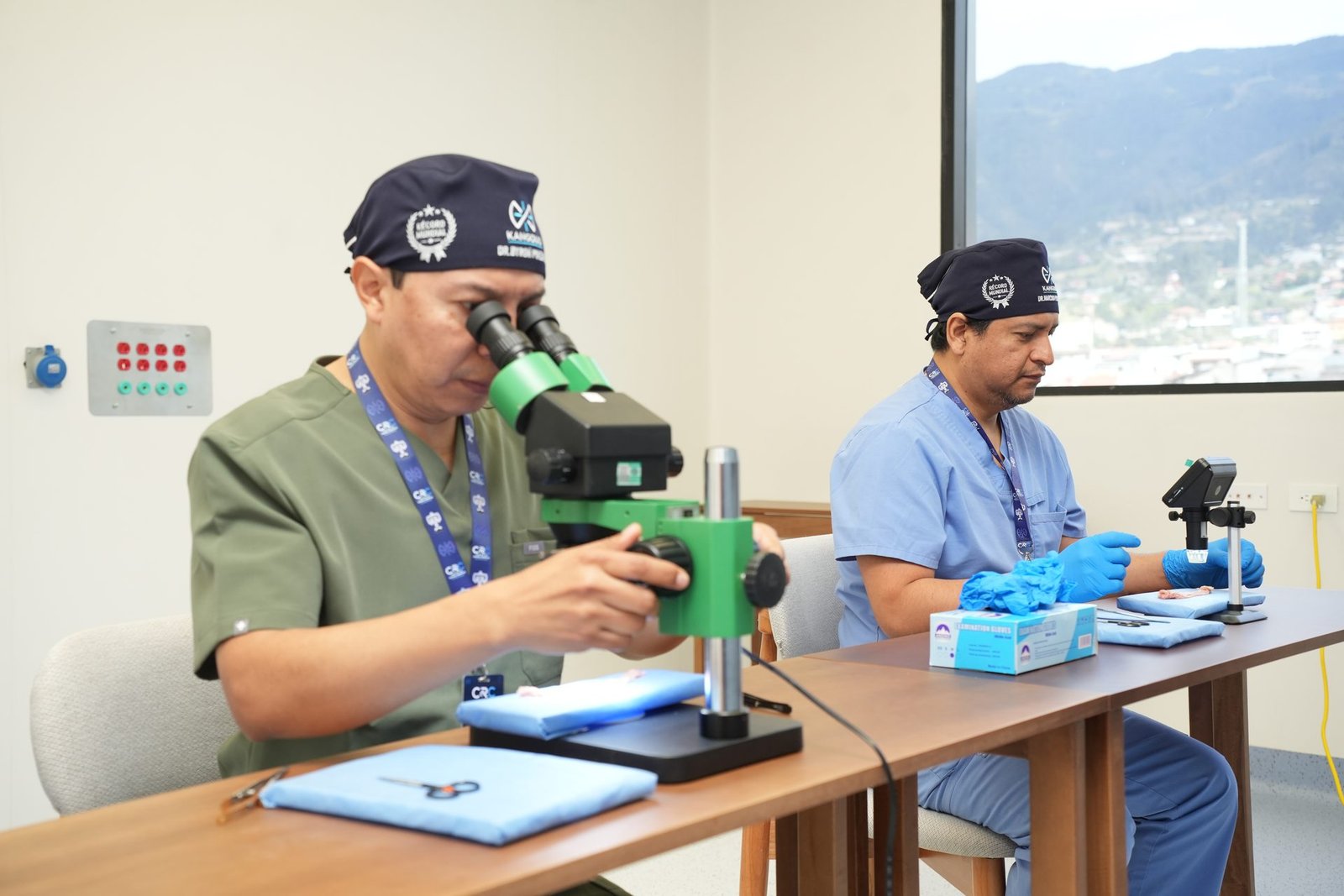 Práctica con microscopio quirúrgico