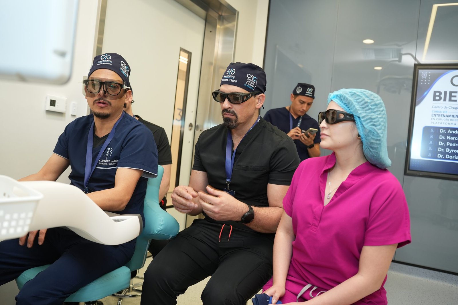 Participantes observando cirugía con gafas 3D