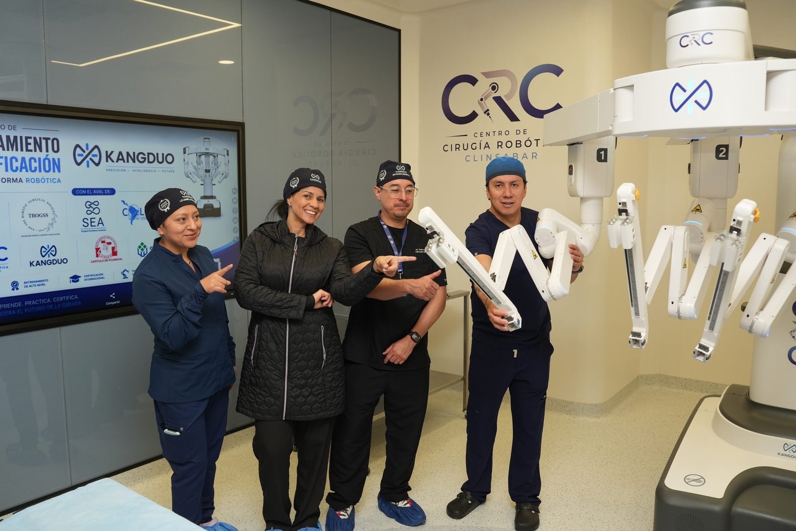 Participantes junto al robot KangDuo