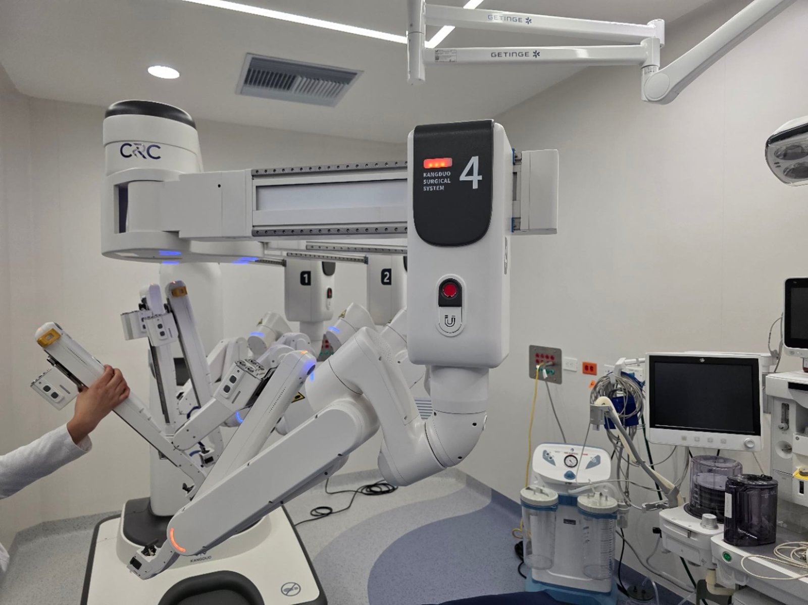 Robot KangDuo con brazos desplegados