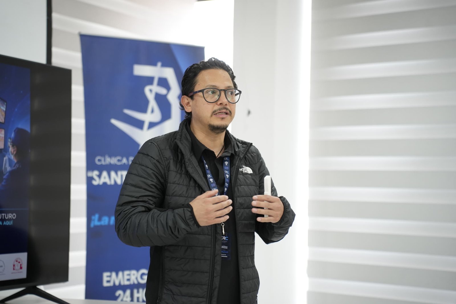 Dr. Bravo López presentando en curso de certificación