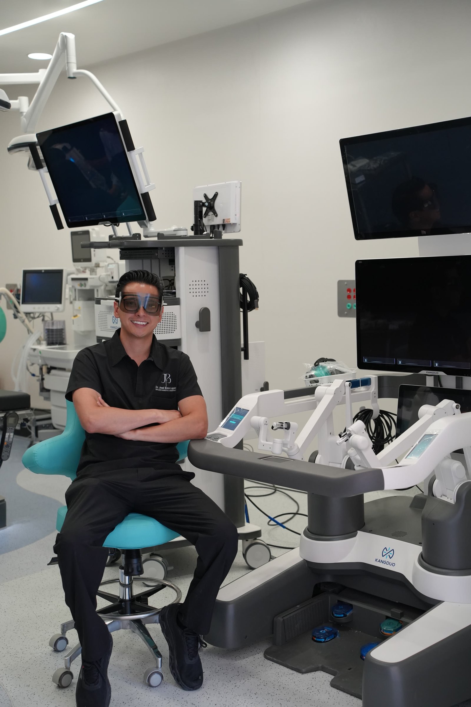 Dr. Bravo López en la consola con gafas 3D